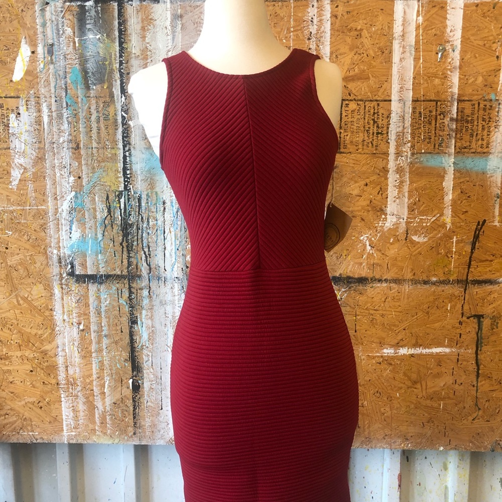 Women’s red sleeveless v-neck body con mini dress